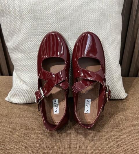 알라이아 Alaïa 크리스 크로스 페이턴트 레더 발레리나 플랫슈즈 35~41